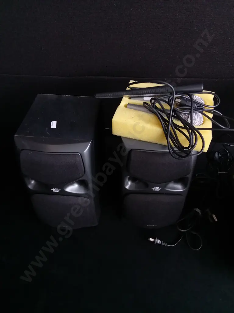 STEREO SYSTEM, SANYO SPEAKERS,, MICROPHONES AND 6 VINTAGE RECORDS Image 1++