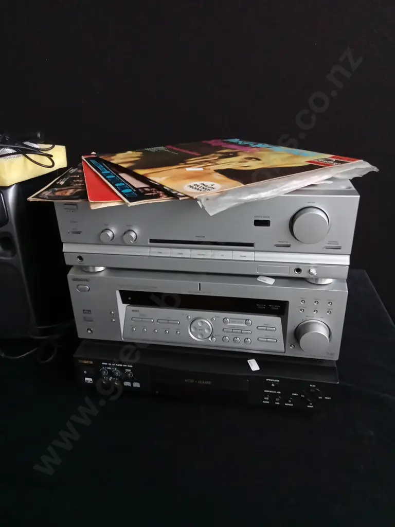 STEREO SYSTEM, SANYO SPEAKERS,, MICROPHONES AND 6 VINTAGE RECORDS Image 1++