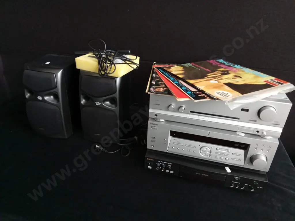 STEREO SYSTEM, SANYO SPEAKERS,, MICROPHONES AND 6 VINTAGE RECORDS Image 1++
