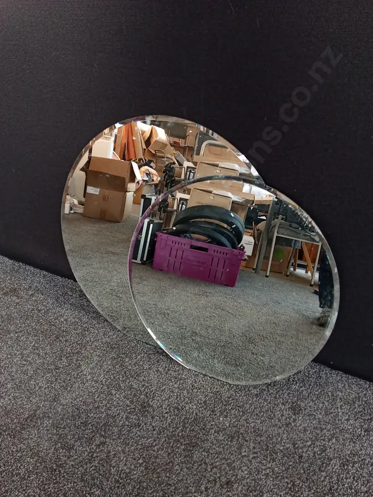 2 PIECES ROUND MIRRORS Image 1++