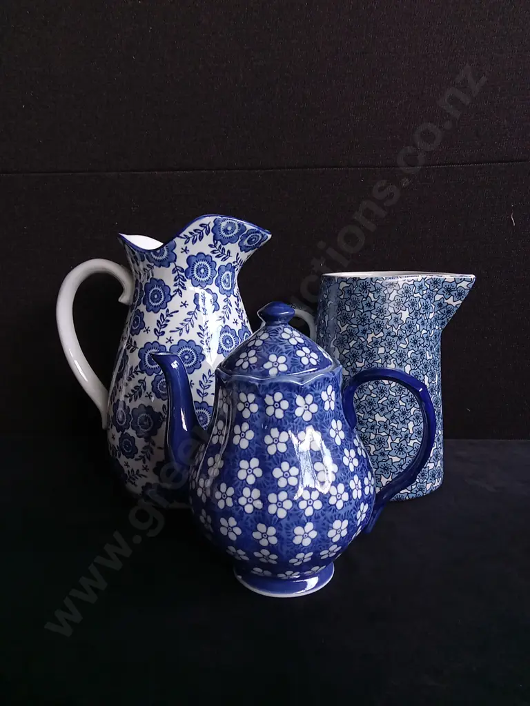 3 PIECES BLUE FLORAL JUGS AND TEA POT Image 1++