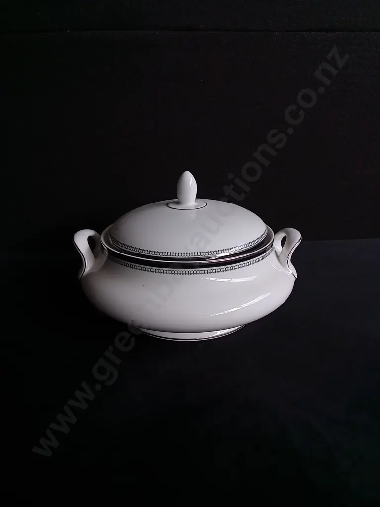 ROYAL DOULTON BONE CHINA LIDDED VEGETABLE TUREEN Image 1++