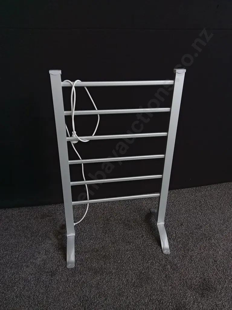 HEATED TOWEL RAIL Image 1++