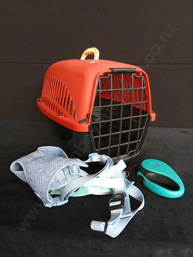PET CARRIER WITH LEAH AND HARNESS Image 1++