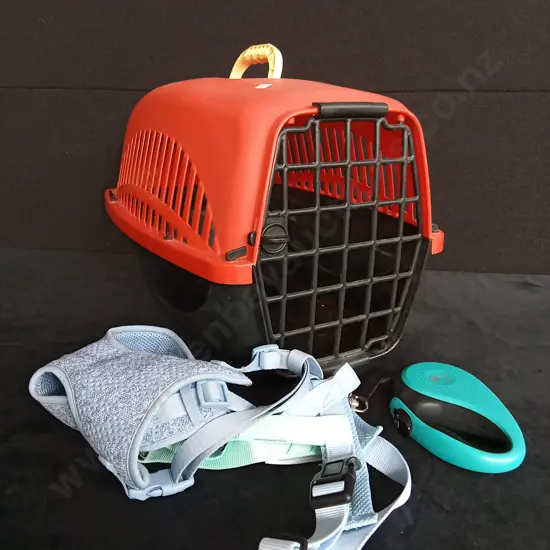 PET CARRIER WITH LEAH AND HARNESS