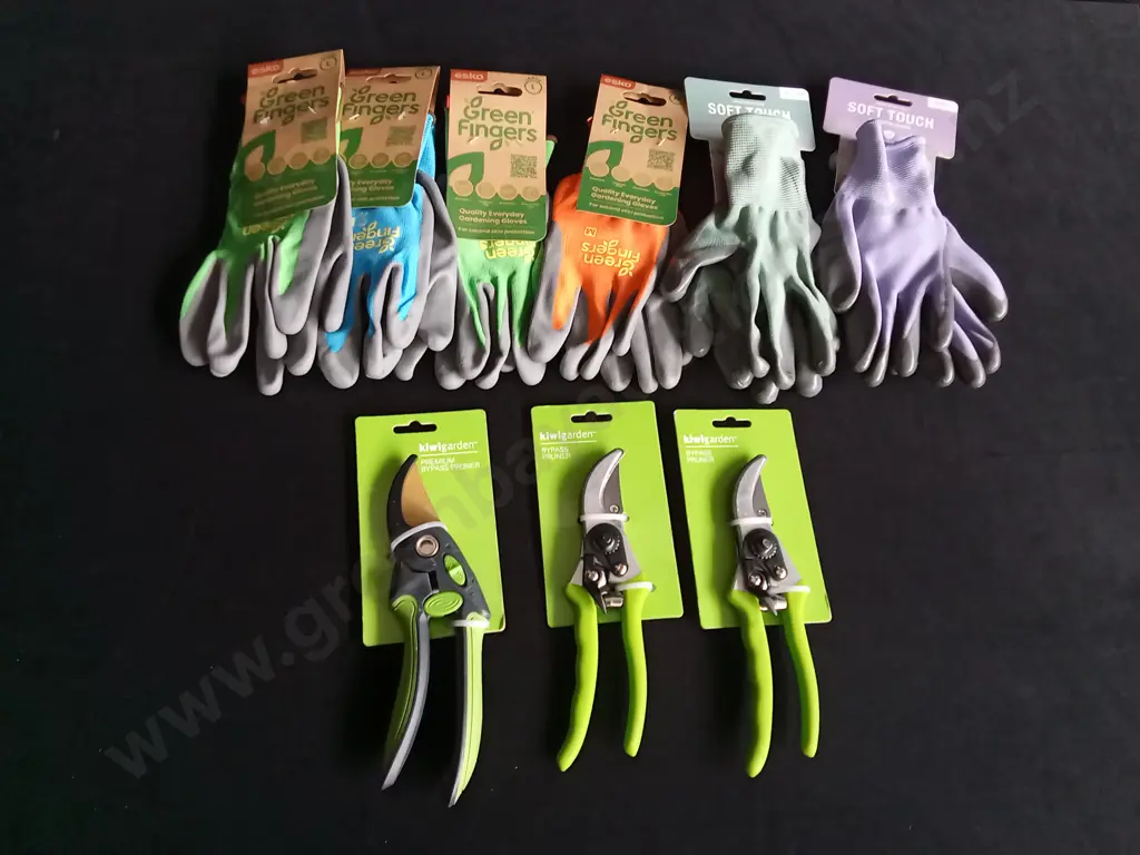 9 PIECES BRAND NEW GARDENING GLOVES AND PRUNERS Image 1++