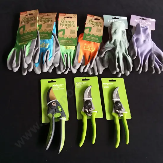 9 PIECES BRAND NEW GARDENING GLOVES AND PRUNERS
