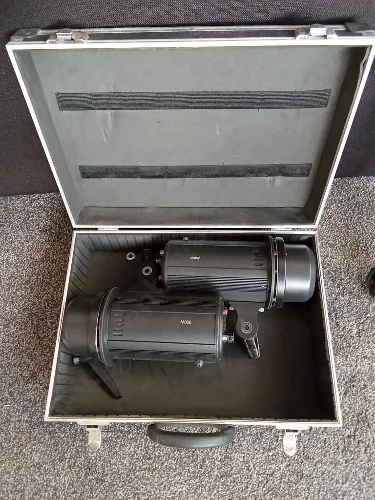 2 SPOTLIGHT FIXTURES IN CASE CAMERA TRIPOD Image 1++