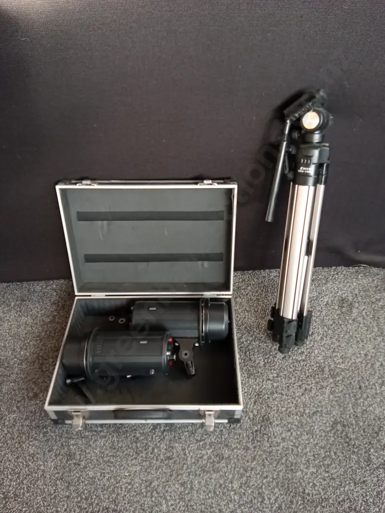 2 SPOTLIGHT FIXTURES IN CASE CAMERA TRIPOD Image 1++