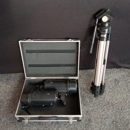 2 SPOTLIGHT FIXTURES IN CASE CAMERA TRIPOD