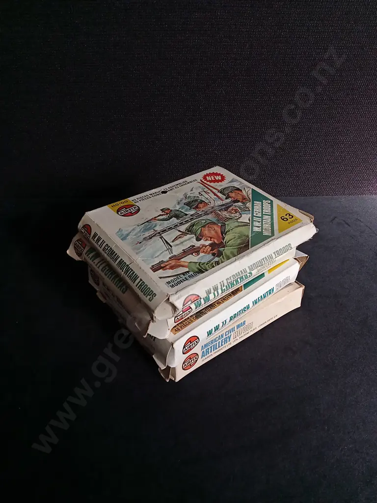 4 VINTAGE BOXES OF MILITARY MODELS, AIRFIX Image 1++