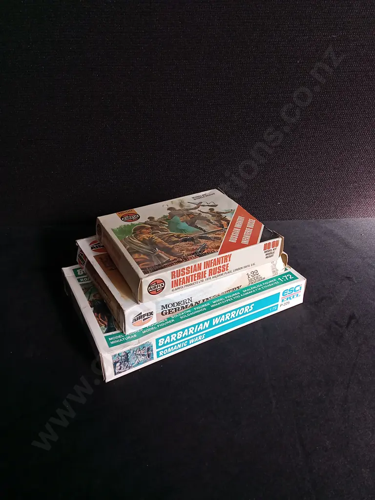 3 VINTAGE BOXES OF MILITARY MODELS, ESCI AND AIRFIX Image 1++