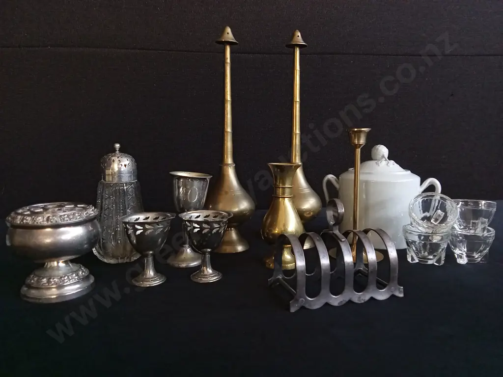 MIX OF DECORATIVE BRASS AND SILVER PLATED ITEMS Image 1++