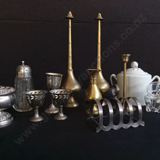 MIX OF DECORATIVE BRASS AND SILVER PLATED ITEMS