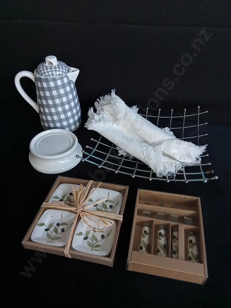 MIX OF KITCHEN AND DINING ITEMS, INCLUDING BRAND NEW FABRIC NAPKINS, FRUIT BOWL, BRAND NEW CHEESE KNIVES Image 1++