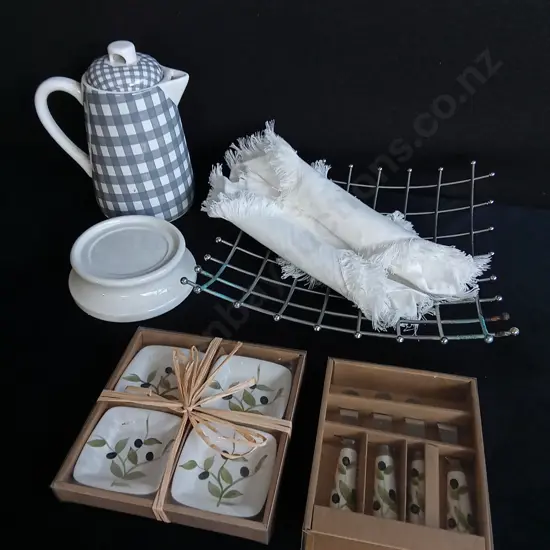 MIX OF KITCHEN AND DINING ITEMS, INCLUDING BRAND NEW FABRIC NAPKINS, FRUIT BOWL, BRAND NEW CHEESE KNIVES