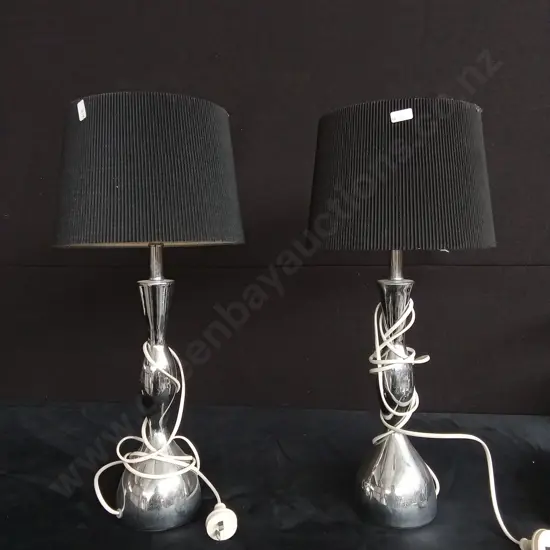 2 MATCHING LAMPS ONLY ONE WORKING