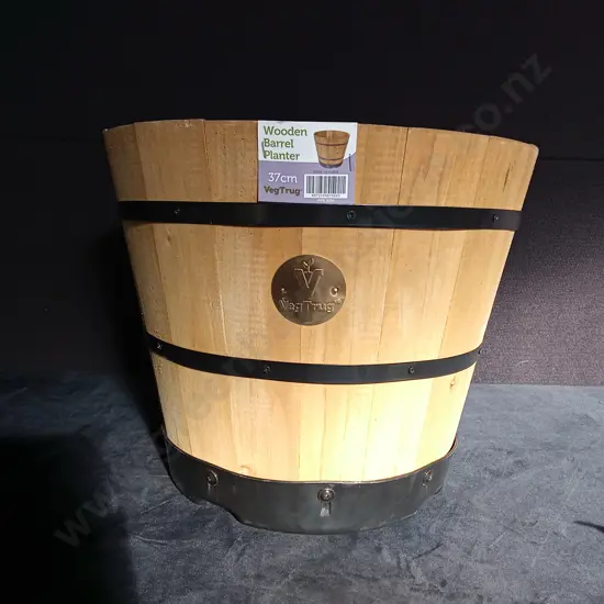 VEGTRUG WITH BARREL PLANTER