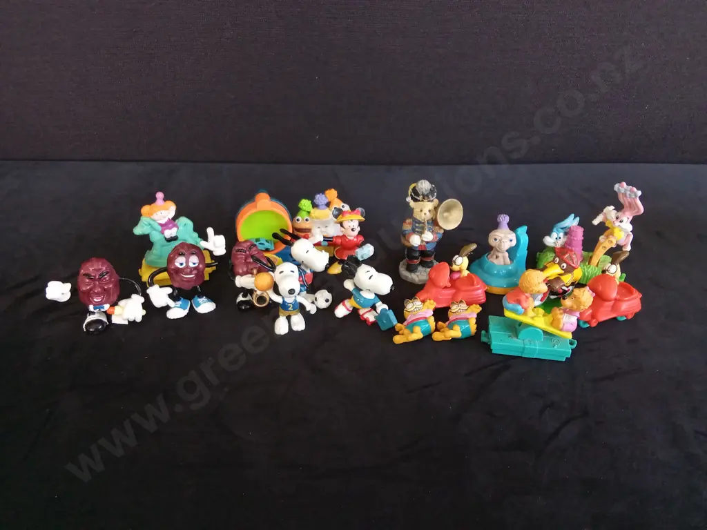 COLLECTION OF VINTAGE MCDONALD'S TOYS Image 1++