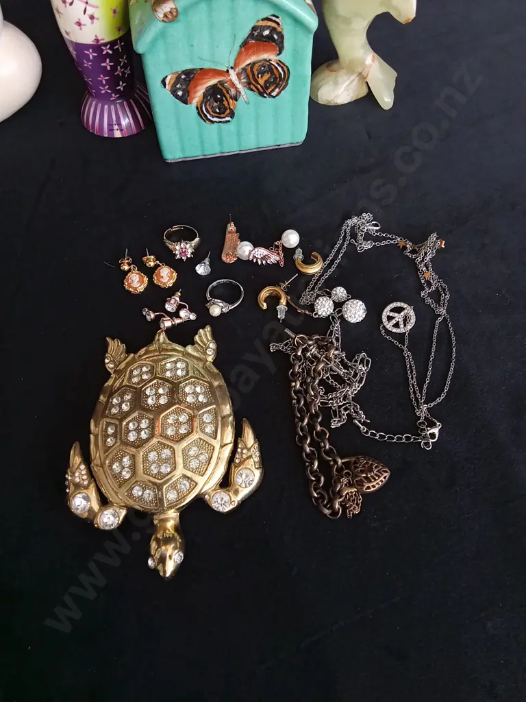 ASSORTED DECORATIVE ITEMS AND COSTUME JEWELLERY Image 1++