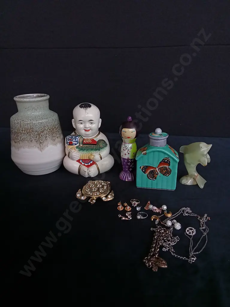 ASSORTED DECORATIVE ITEMS AND COSTUME JEWELLERY Image 1++