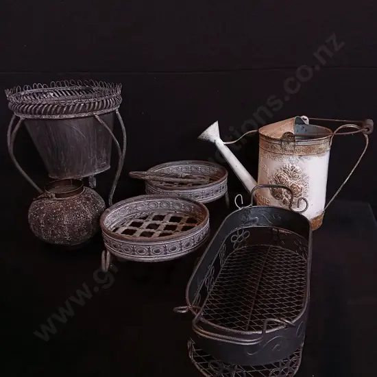 MIX OF GARDENING ITEMS