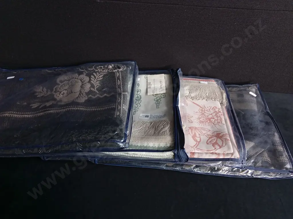4 PIECES BRAND NEW THROW BLANKETS Image 1++