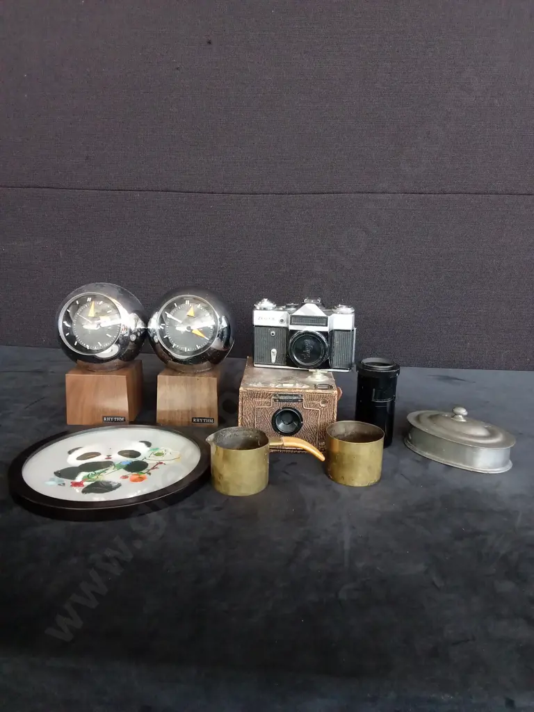 ASSORTED DECORATIVE ITEMS AND VINTAGE CAMERAS Image 1++