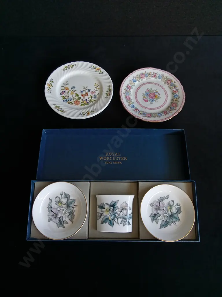 6 PIECES FINE BONE CHINA Image 1++