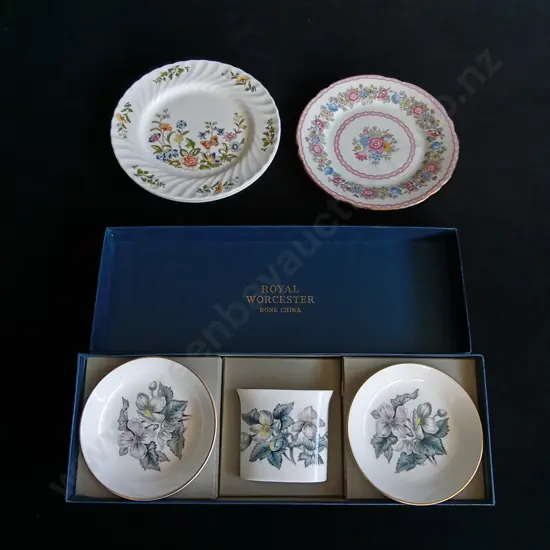 6 PIECES FINE BONE CHINA