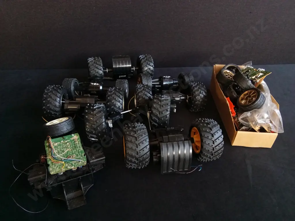 BOX OF MONSTER TRUCK PARTS Image 1++