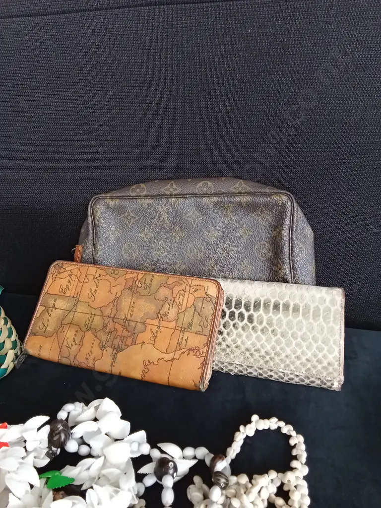 COLLECTION OF COSTUME AND SHELL JEWELLERY AND 3 PURSES Image 1++