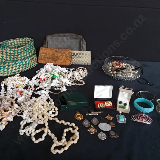 COLLECTION OF COSTUME AND SHELL JEWELLERY AND 3 PURSES