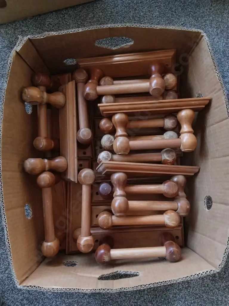 BOX OF WOODEN COAT HOOKS Image 1++