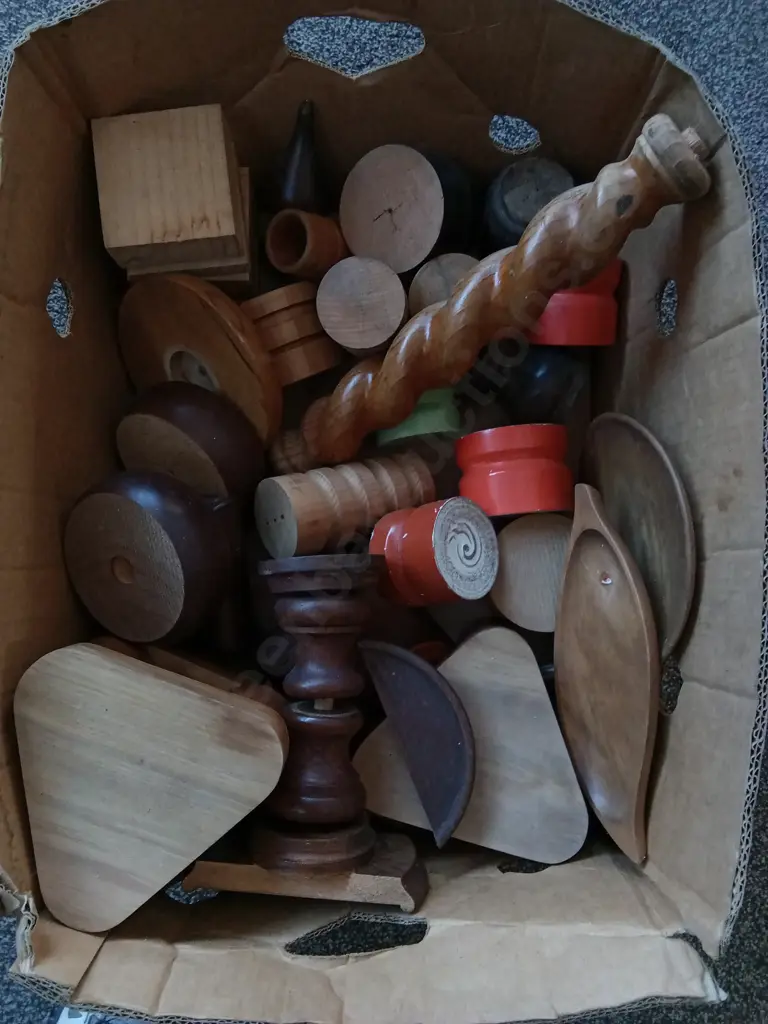 BOX OF MISCELLANEOUS WOODEN ITEMS Image 1++