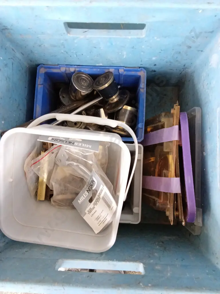 BOX MIX OF HARDWARE AND DOOR KNOBS Image 1++