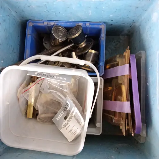 BOX MIX OF HARDWARE AND DOOR KNOBS