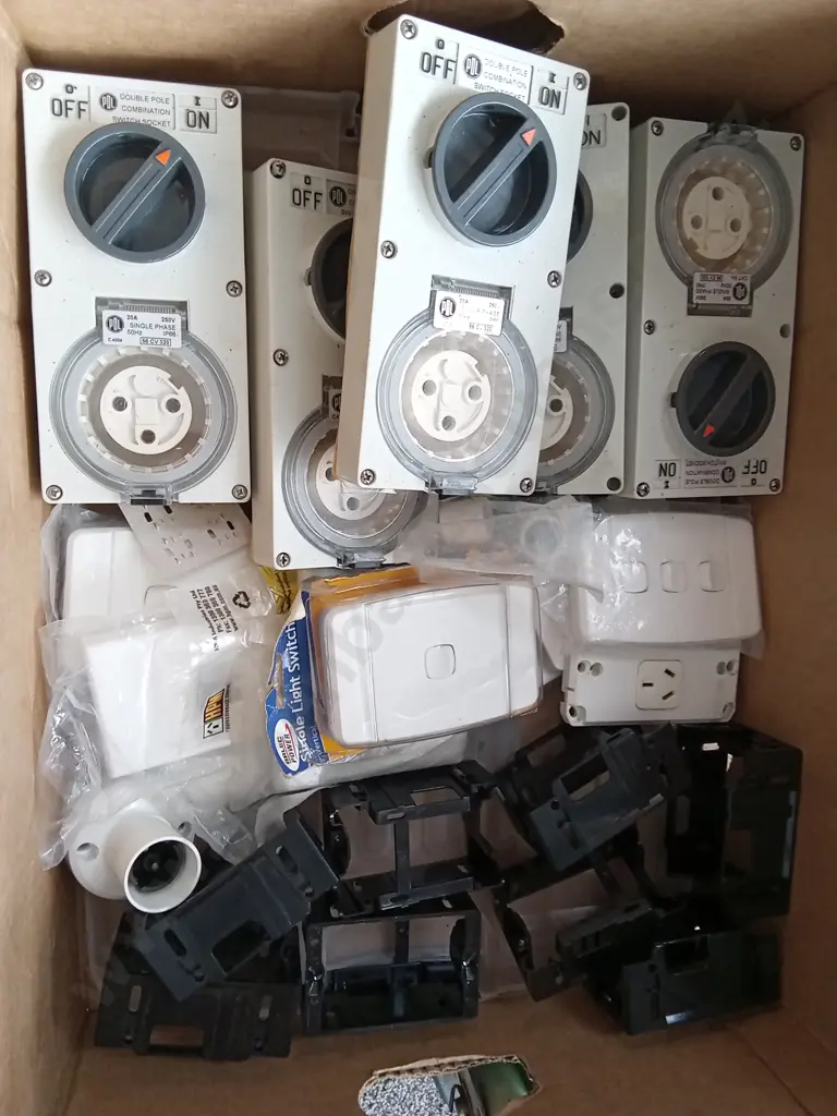 BOX OF MIXED ELECTRICAL SOCKETS Image 1++