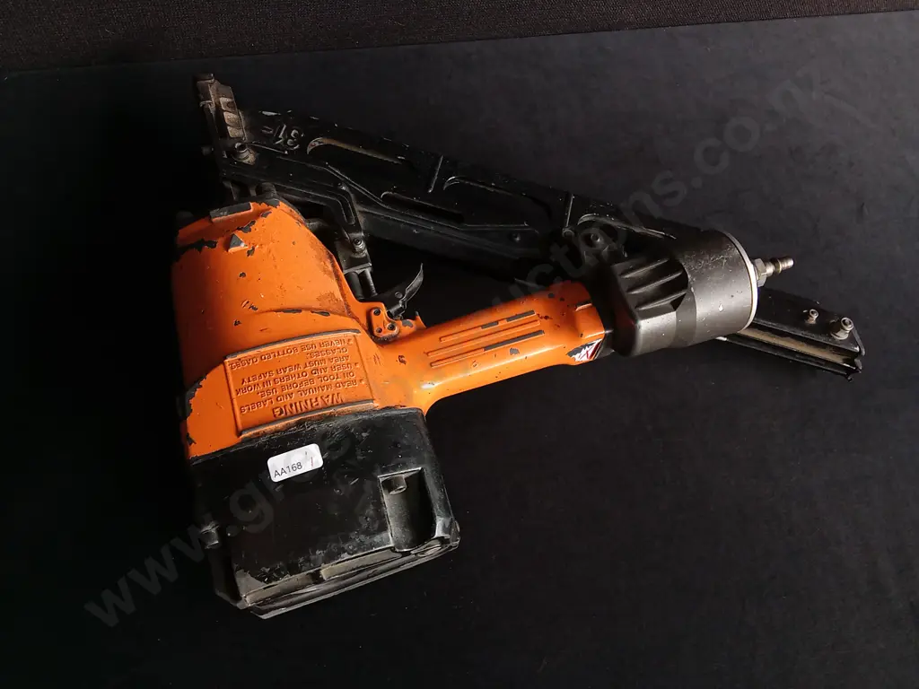 PNEUMATIC NAIL / STAPLE GUN MARKED 31 MADE IN ITALY Image 1++