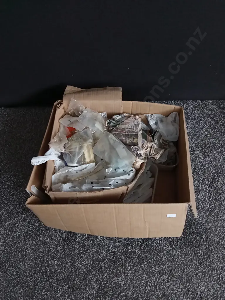 BOX OF ASSORTED HARDWARE Image 1++