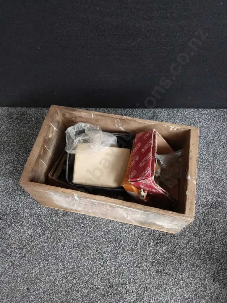 BOX OF ASSORTED HARDWARE Image 1++