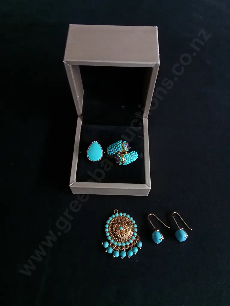 5 PIECES TURQUOISE JEWELLERY, INCLUDING PENDANT, 2 RINGS AND PAIR OF EARRINGS Image 1++