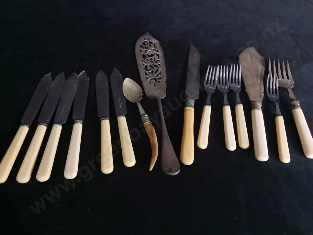SET OF VINTAGE CUTLERY WITH SOME BONE HANDLES Image 1++