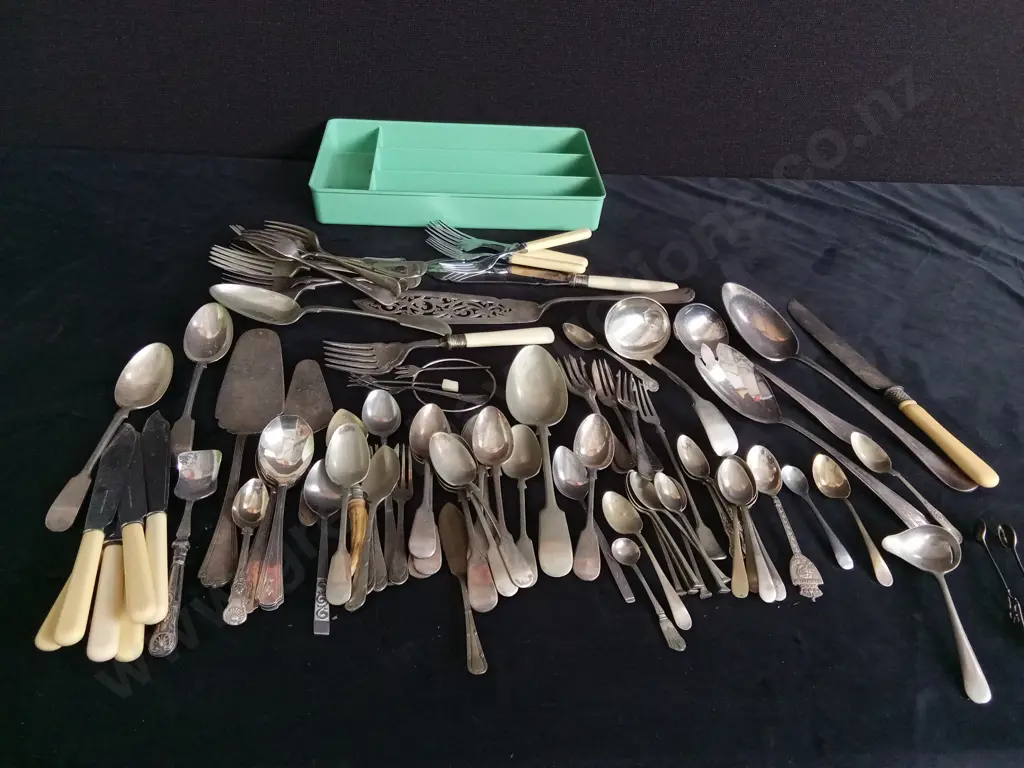 SET OF VINTAGE CUTLERY WITH SOME BONE HANDLES Image 1++