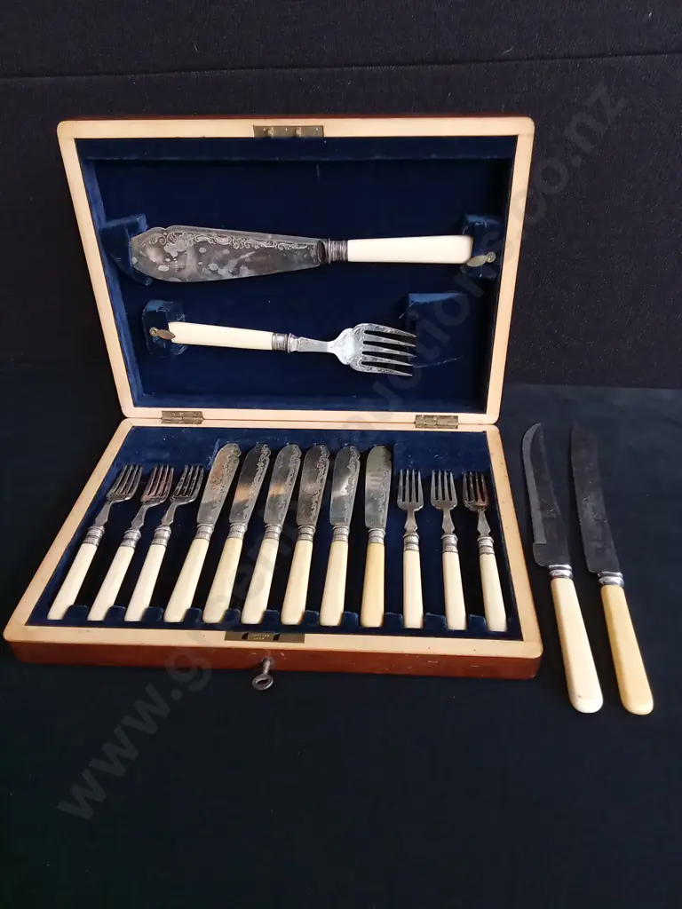 WOODEN BOX OF VINTAGE CUTLERY AND TWO STAINLESS STEEL KNIVES Image 1++