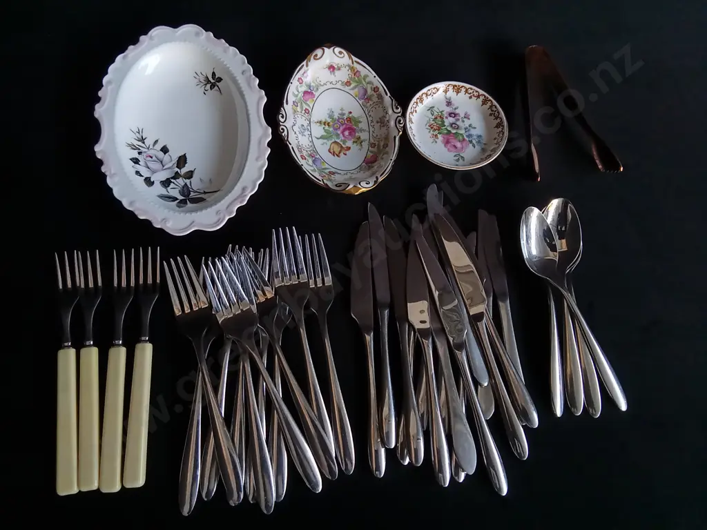 MIX OF CUTLERY AMD VINTAGE PLATES Image 1++