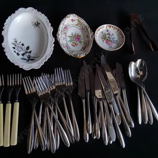 MIX OF CUTLERY AMD VINTAGE PLATES