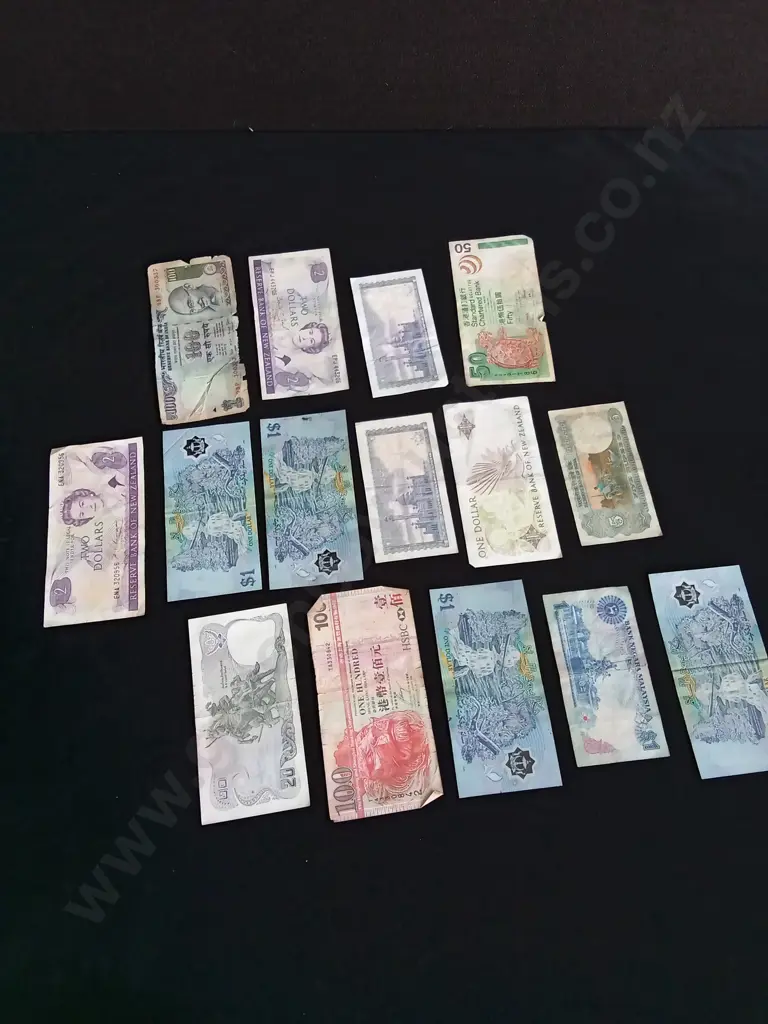 COLLECTION OF FOREIGN NOTES Image 1++
