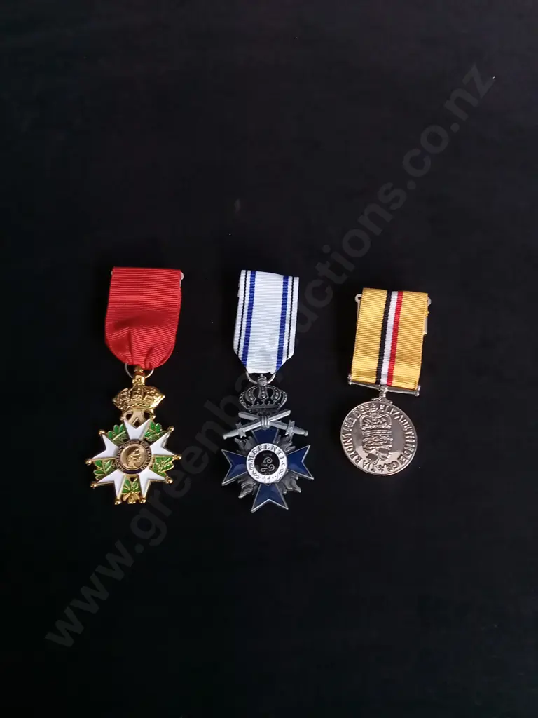 3 PIECES MEDALS Image 1++