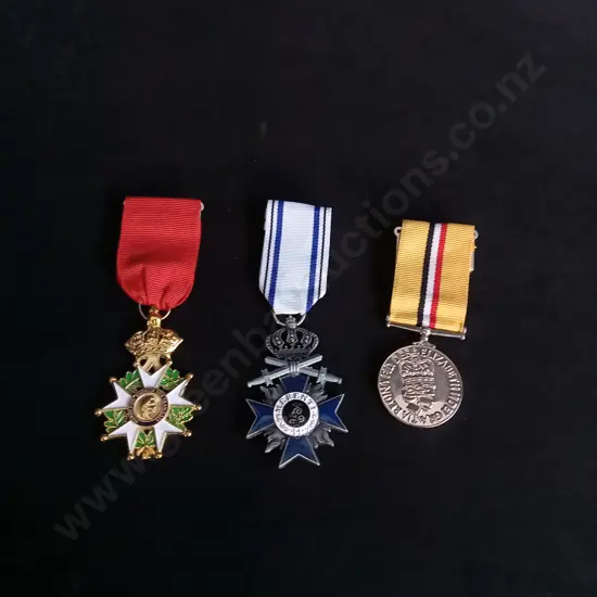 3 PIECES MEDALS